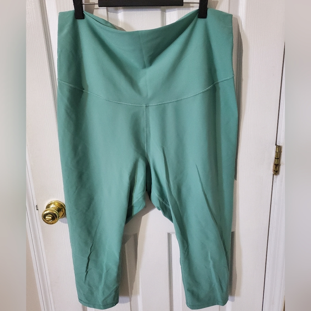 Old Navy Maternity Powersoft Crop Leggings